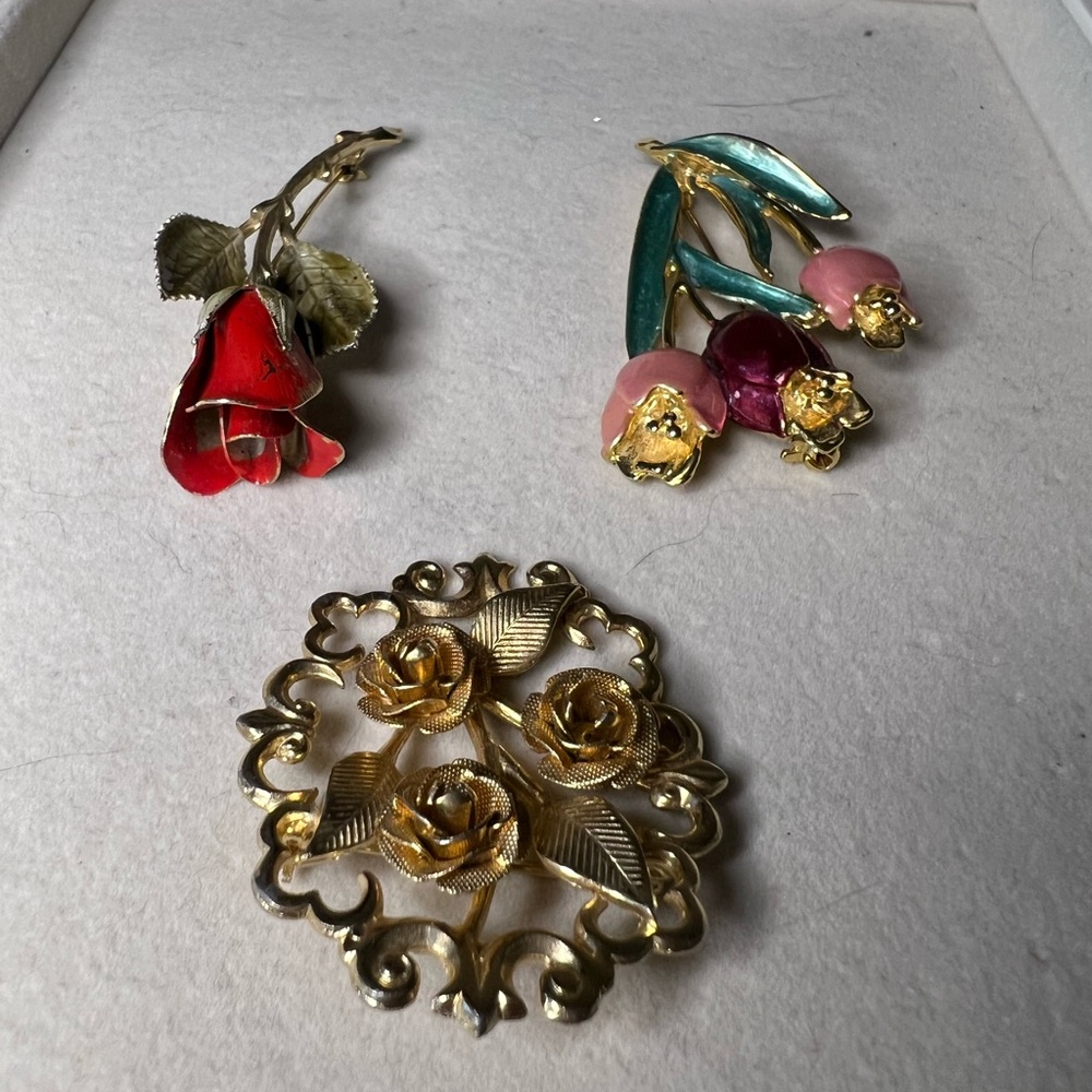 Lot of three vintage flower brooches, gold & enamel, great for Valentine’s Day! - Picture 13 of 17